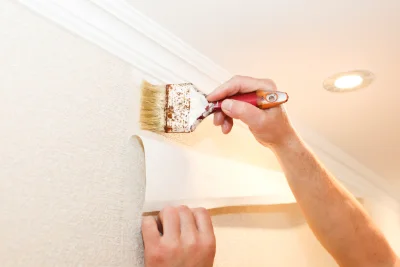 Pose de papier peint au Blanc — revêtements muraux et toiles de verre